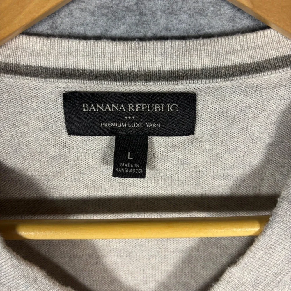 Banana Republic Premium Luxe Yarn V Neck Sweater Mens‎ LARGE Beige Long Sleeve